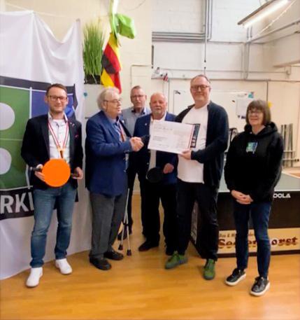 v.li. Arthur Podkocki, Christian Busch, Helmut Oink, Jochen Bock, Thorsten Boomhuis, Sabine Herrmann bei der Geldübergabe 